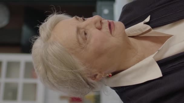 自宅で一人で不安を感じる女性 自宅で一人で悲しい老婦人 心配していた老婦人は考えを失った 孤独悲しみの概念 垂直物語のためのビデオ — ストック動画