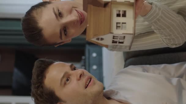 Jeune Couple Examine Modèle Maison Ils Viennent Acheter Louer Couple — Video