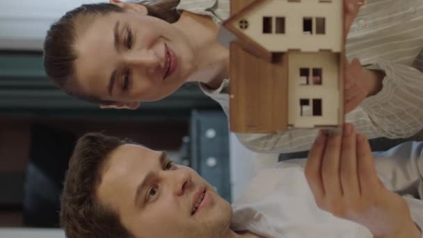 Das Junge Paar Begutachtet Das Modell Des Hauses Das Sie — Stockvideo