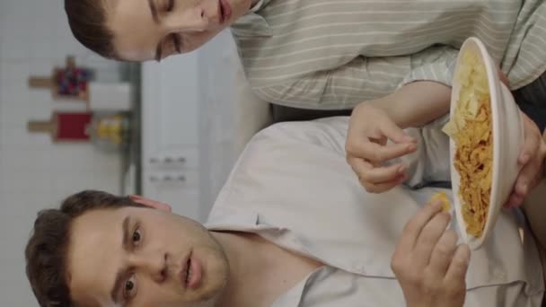 Konsep Bersenang Senang Bersama Dua Pasangan Jatuh Cinta Sedang Menonton — Stok Video
