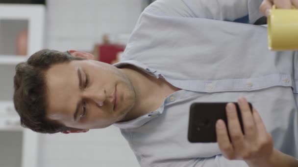 Młody Człowiek Korzystający Smartfona Pijący Kawę Użytkownik Który Pije Kawę — Wideo stockowe