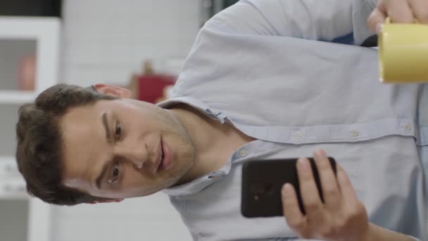 Jeune Homme Utilisant Smartphone Buvant Café Électronique Utilisateur Qui Boit — Video