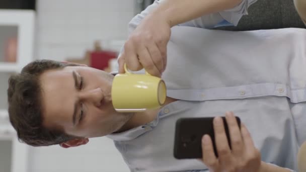Figyelmes Fiatalember Használ Okostelefon Kávézás Otthon Fiatal Felhasználó Kávézás Közben — Stock videók