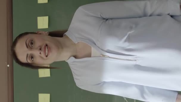 Kvinnlig Lärare Står Framför Svarta Tavlan Med Limmade Anteckningar Och — Stockvideo