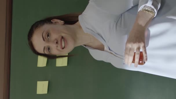 Ženské Učitelky Pijící Čaj Nebo Kávu Vysvětlující Matematiku Studentům Poznámkami — Stock video