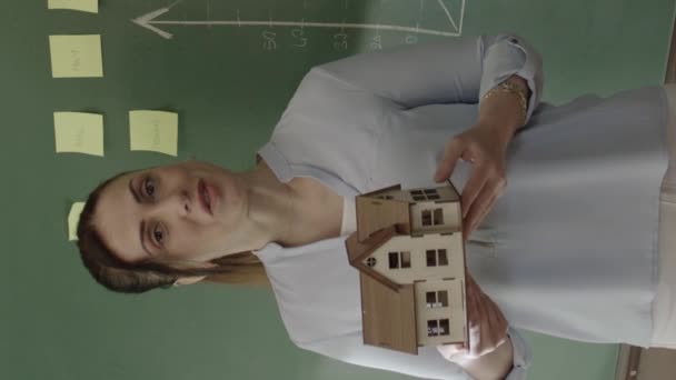 Γυναίκα Μεσίτης Εξηγώντας Σπίτι Μοντέλο Στην Ομάδα Πωλήσεων Τους Πελάτες — Αρχείο Βίντεο
