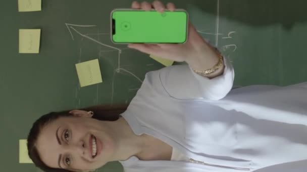 Ung Kvinnlig Lärare Klassrummet Bläddra Sociala Medier Konton Sin Smartphone — Stockvideo