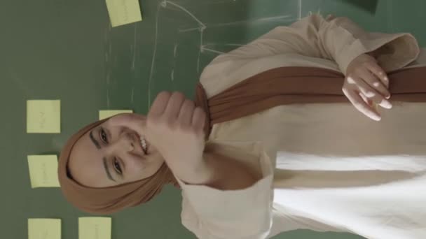 Profesor Hijab Enseña Matemáticas Los Estudiantes Frente Pizarra Con Notas — Vídeos de Stock