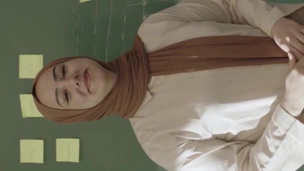 Nauczyciel Hidżabie Uczy Matematyki Przed Tablicą Wklejonymi Notatkami Kredowanymi Formułami — Wideo stockowe