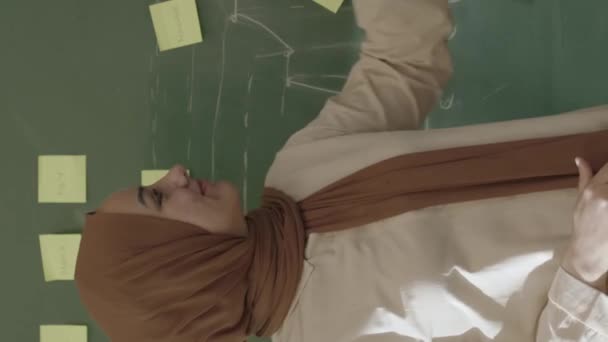 Professor Hijab Ensina Matemática Para Alunos Frente Quadro Negro Com — Vídeo de Stock