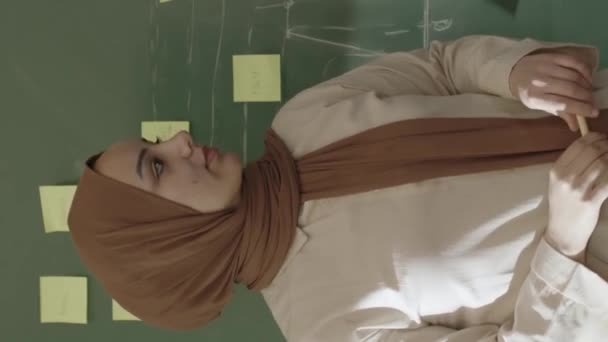 Leraar Hijab Geeft Les Wiskunde Aan Leerlingen Voorkant Van Schoolbord — Stockvideo