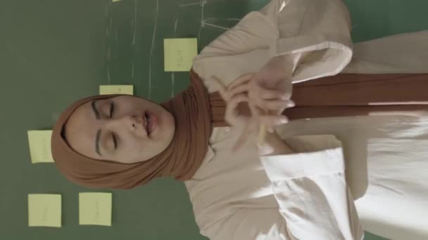 Učitel Hidžábu Učí Studenty Matematiky Před Tabulí Vloženými Poznámkami Křídovými — Stock video