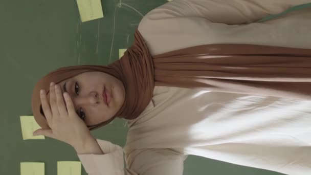 Enseignant Hijab Enseigne Les Mathématiques Aux Étudiants Devant Tableau Avec — Video