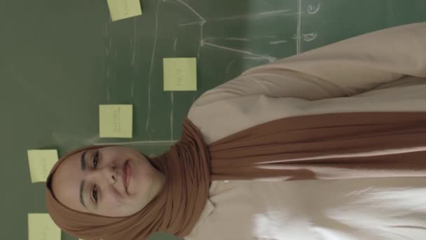 히잡을 사용하는 교사들은 쪽지와 분필된 공식으로 학생들에게 수학을 가르칩니다 온라인 — 비디오