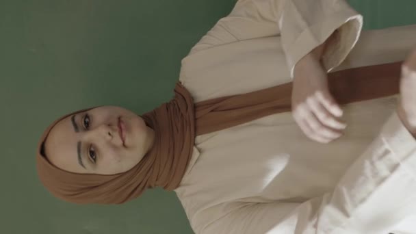 Enseignant Hijab Enseigne Les Mathématiques Aux Étudiants Devant Tableau Avec — Video