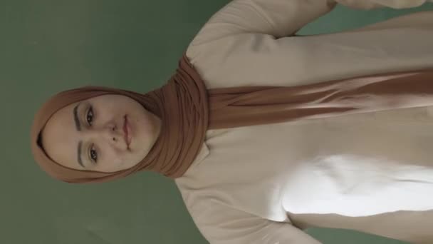 히잡을 사용하는 교사들은 쪽지와 분필된 공식으로 학생들에게 수학을 가르칩니다 온라인 — 비디오
