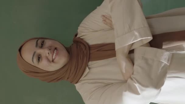 Nauczyciel Hidżabie Uczy Matematyki Przed Tablicą Wklejonymi Notatkami Kredowanymi Formułami — Wideo stockowe