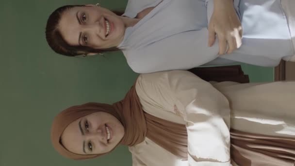 Nauczycielka Hidżabie Koleżanka Klasy Ramionami Złożonymi Przed Tablicą Patrzącymi Kamerę — Wideo stockowe