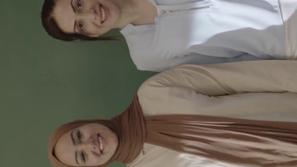 Professora Hijab Colega Sala Aula Com Braços Dobrados Frente Quadro — Vídeo de Stock