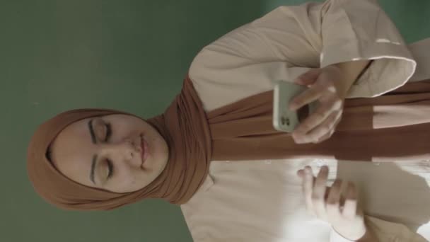 Классе Учительница Хиджабе Смотрит Аккаунты Социальных Сетях Просматривает Интернет Читает — стоковое видео