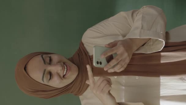 Classroom Teacher Hijab Looks Social Media Accounts Her Smartphone Browses — Stock Video