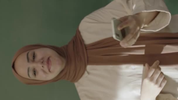 Osztályteremben Hidzsábi Tanár Megnézi Közösségi Oldalakat Böngészi Internetet Maileket Olvas — Stock videók