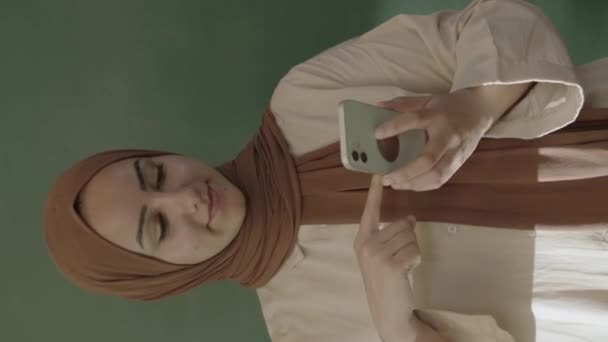 Classroom Teacher Hijab Looks Social Media Accounts Her Smartphone Browses — Stock video