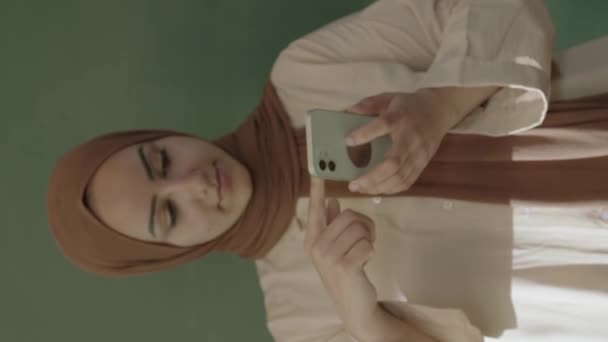 Classroom Teacher Hijab Looks Social Media Accounts Her Smartphone Browses — Αρχείο Βίντεο