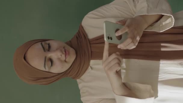 Классе Учительница Хиджабе Смотрит Аккаунты Социальных Сетях Своего Смартфона Просматривает — стоковое видео