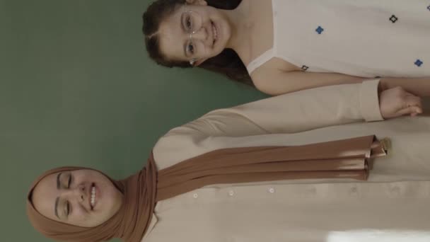 Счастливая Хиджаб Одета Учительница Маленькая Школьница Классе Руками Сложенными Перед — стоковое видео