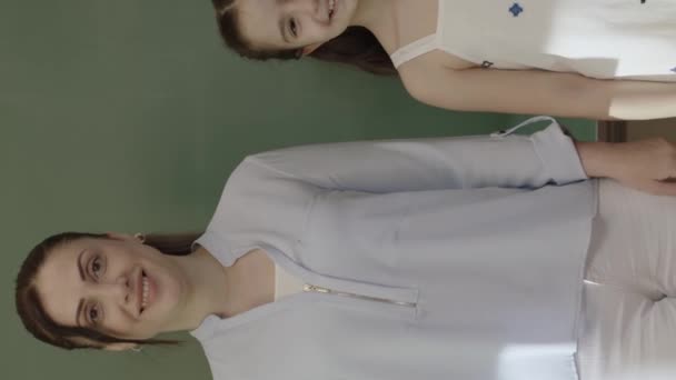 Happy Guru Dan Gadis Sekolah Kecil Berdiri Depan Papan Tulis — Stok Video