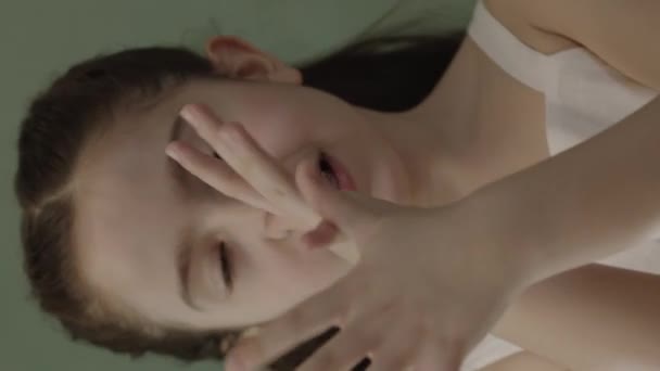 Маленька Дівчинка Розважається Розважається Кладучи Руки Ніс Великий Палець Носа — стокове відео