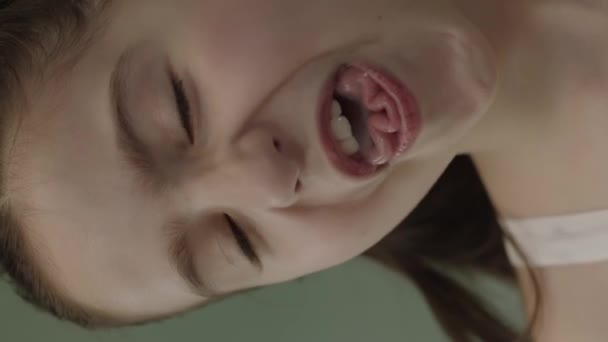 Рот Дівчини Генетична Риса Успадкована Від Батьків Язиком Скручується Подібний — стокове відео