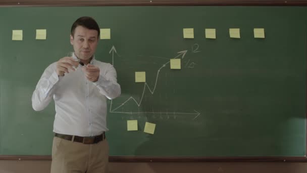 Businessman Explains How Sales Should Front Blackboard Graphs Gives Seminars — Αρχείο Βίντεο