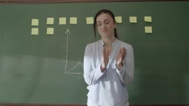 Жінка Вчителька Стоїть Перед Дошкою Приклеєними Нотами Складеними Математичними Формулами — стокове відео