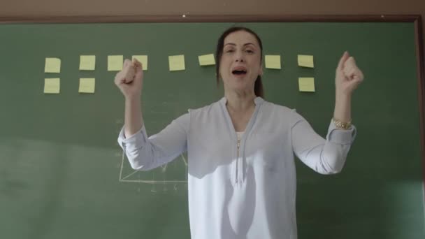 Female Teacher Standing Front Blackboard Glued Notes Chalked Math Formulas — Vídeos de Stock