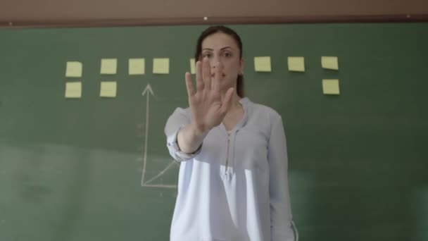 Нещасний Вчитель Позує Руками Відмовляючись Від Заборони Жінка Вчителька Хоче — стокове відео