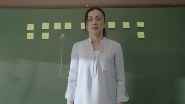 Нещасний Вчитель Позує Руками Відмовляючись Від Заборони Жінка Вчителька Хоче — стокове відео