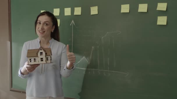 Fêmea Corretor Imóveis Explicando Casa Modelo Para Equipe Vendas Clientes — Vídeo de Stock