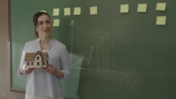 Жінка Ріелтор Пояснює Модель Будинку Команди Продажів Або Клієнтів Перед — стокове відео