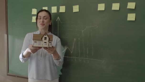 Žena Realitní Makléřka Vysvětlující Modelový Dům Prodejnímu Týmu Nebo Klientům — Stock video