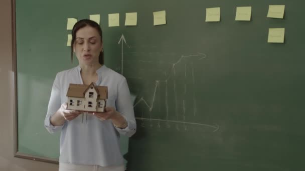 Žena Realitní Makléřka Vysvětlující Modelový Dům Prodejnímu Týmu Nebo Klientům — Stock video