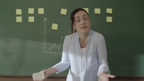 Female Teacher Explaining Math Students Front Blackboard Chalk Notes Math — Vídeo de stock
