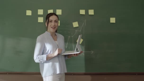 Female Teacher Standing Front Blackboard Pasted Notes Math Formulas Written — Videoclip de stoc