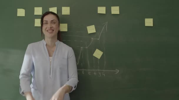 Profesora Pie Frente Pizarra Con Notas Pegadas Fórmulas Matemáticas Con — Vídeo de stock