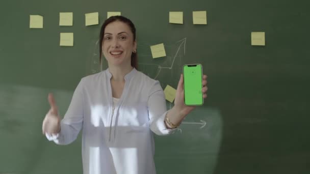 Молода Вчителька Класі Переглядає Облікові Записи Соціальних Мереж Своєму Смартфоні — стокове відео