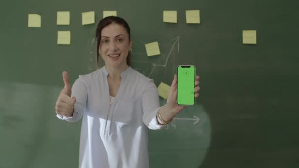 Молодая Учительница Классе Просматривает Аккаунты Социальных Сетях Своем Смартфоне Просматривает — стоковое видео