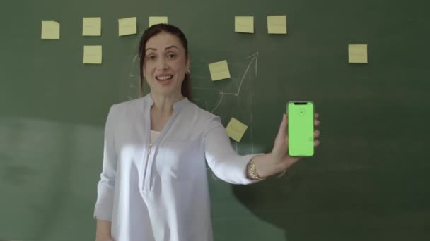 Joven Maestra Aula Navegando Cuentas Redes Sociales Teléfono Inteligente Navegando — Vídeos de Stock