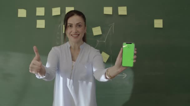 Mladá Učitelka Třídě Prohlížení Sociálních Médií Účty Svém Smartphonu Surfování — Stock video