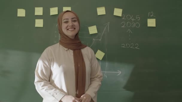 Der Lehrer Hijab Bringt Seinen Schülern Mathematik Vor Einer Tafel — Stockvideo